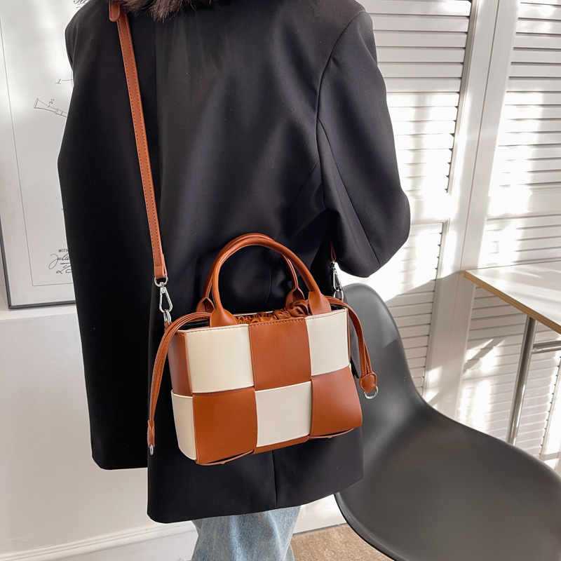 Niche market design contrast color shoulder Bag 2022 High texture casual checkerboard drawstring bucket bag, Coffee color
Niche market design contrast color shoulder Bag 2022 High texture casual checkerboard drawstring bucket bag, Coffee color
