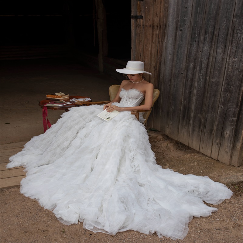 Chic A-line Wedding Dresses Strapless Beads Lace Ruffles Tiered Tulle Appliqued Bridal Gowns Sweep Train Custom Made Vestidos De Novia