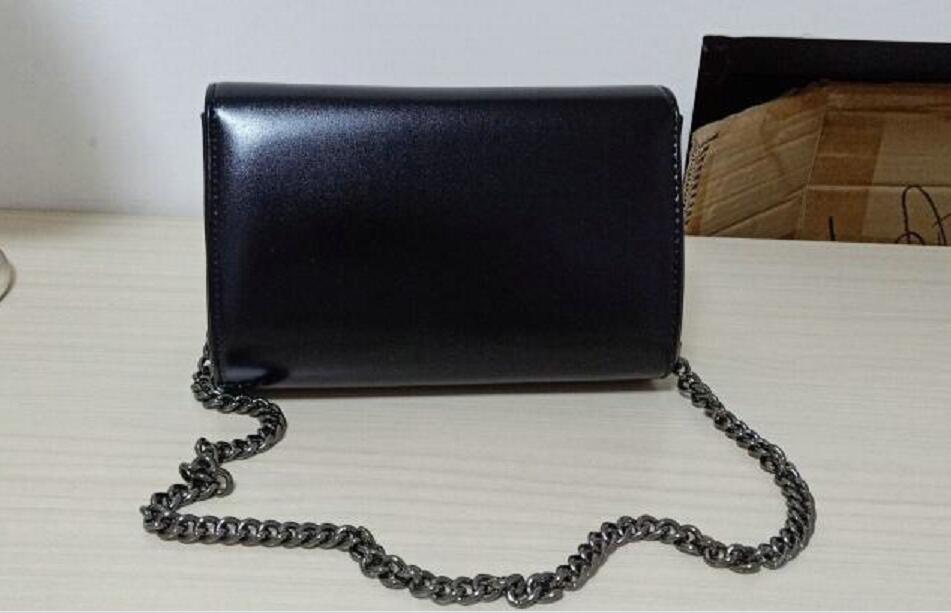 New 2020 European and American fashion female Crossbody bag shoulder bag inclined shoulder bag Ms Black chain package, Red
New 2020 European and American fashion female Crossbody bag shoulder bag inclined shoulder bag Ms Black chain package, Red