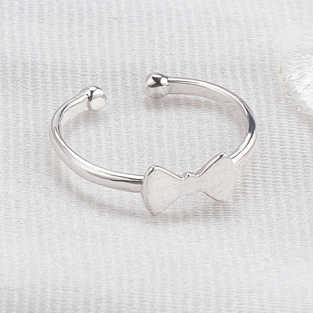 Luxurys Designers Fashion S925 index finger S925 Silver Ring women's simple little fresh butterfly free plain silver ring Korean jewelry
Luxurys Designers Fashion S925 index finger S925 Silver Ring women's simple little fresh butterfly free plain silver ring Korean jewelry