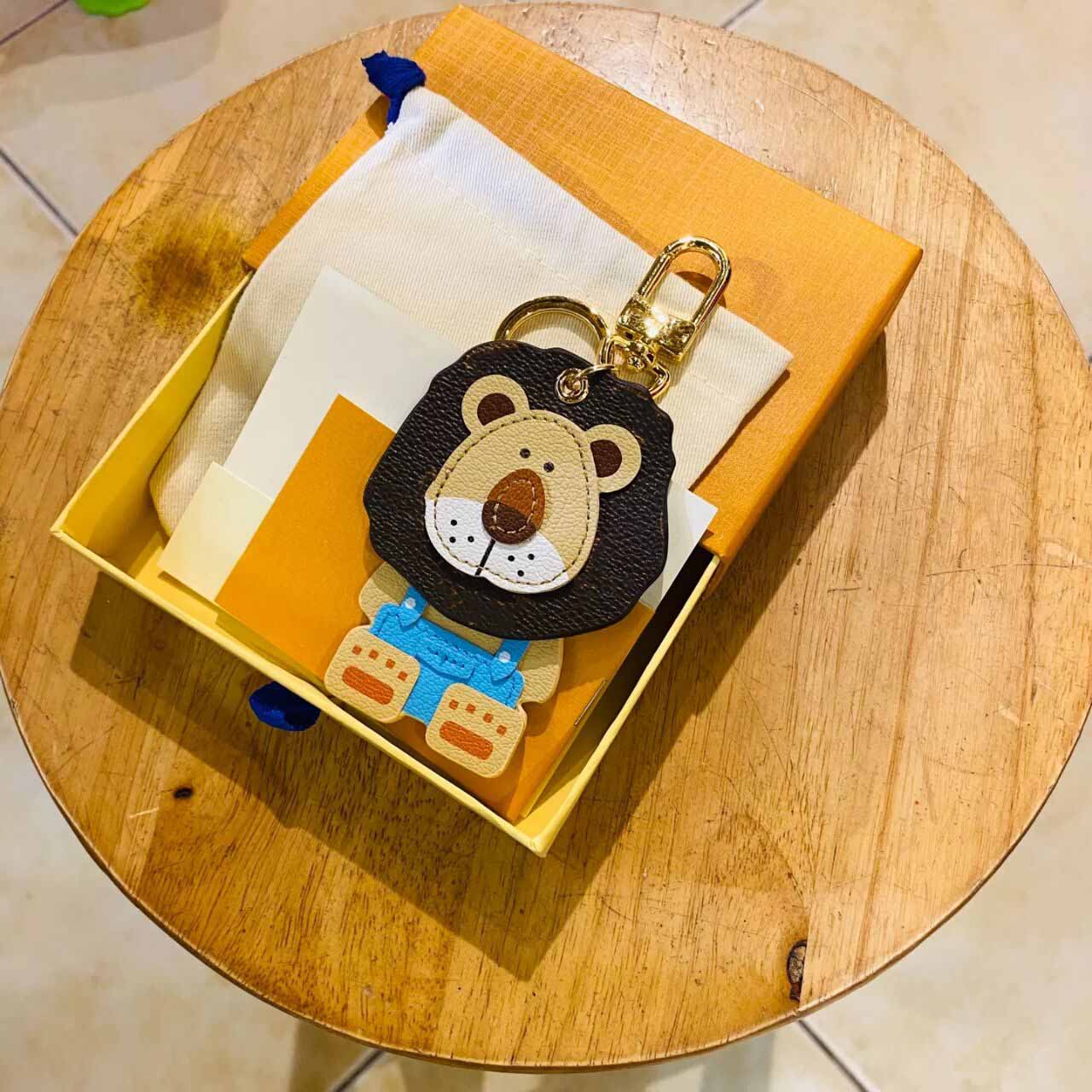 2021 New Lion Keychain with Box Dust Bag Men Women Fashion Designer Keychains Leather Letter Pattern Key Chain Wallet Car Key Accessories
2021 New Lion Keychain with Box Dust Bag Men Women Fashion Designer Keychains Leather Letter Pattern Key Chain Wallet Car Key Accessories