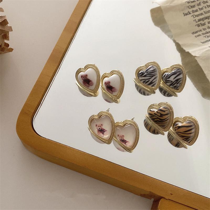 AOMU Sweet Cute Geometric Colorful Bear Leopard Grain Resin Love Heart Metal Simple Earrings for Women Girls Jewelry Gift
AOMU Sweet Cute Geometric Colorful Bear Leopard Grain Resin Love Heart Metal Simple Earrings for Women Girls Jewelry Gift