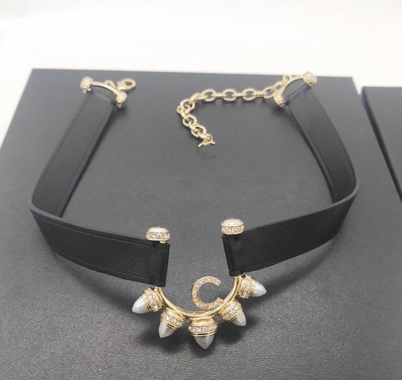 2022 Top quality charm pendant necklace with diamond nature pearl beads and genuine leather for women wedding jewelry gift have box stamp PS3848
2022 Top quality charm pendant necklace with diamond nature pearl beads and genuine leather for women wedding jewelry gift have box stamp PS3848