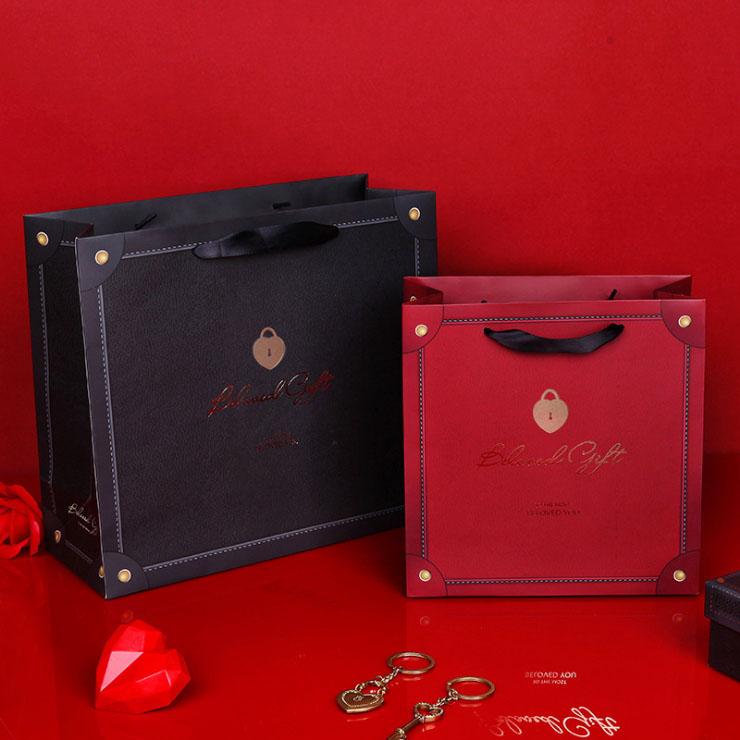 Creative Red & Black sweet Beloved You Valentine's Day paper gift bag with handles wedding gifts packaging bags decoration
Creative Red & Black sweet Beloved You Valentine's Day paper gift bag with handles wedding gifts packaging bags decoration