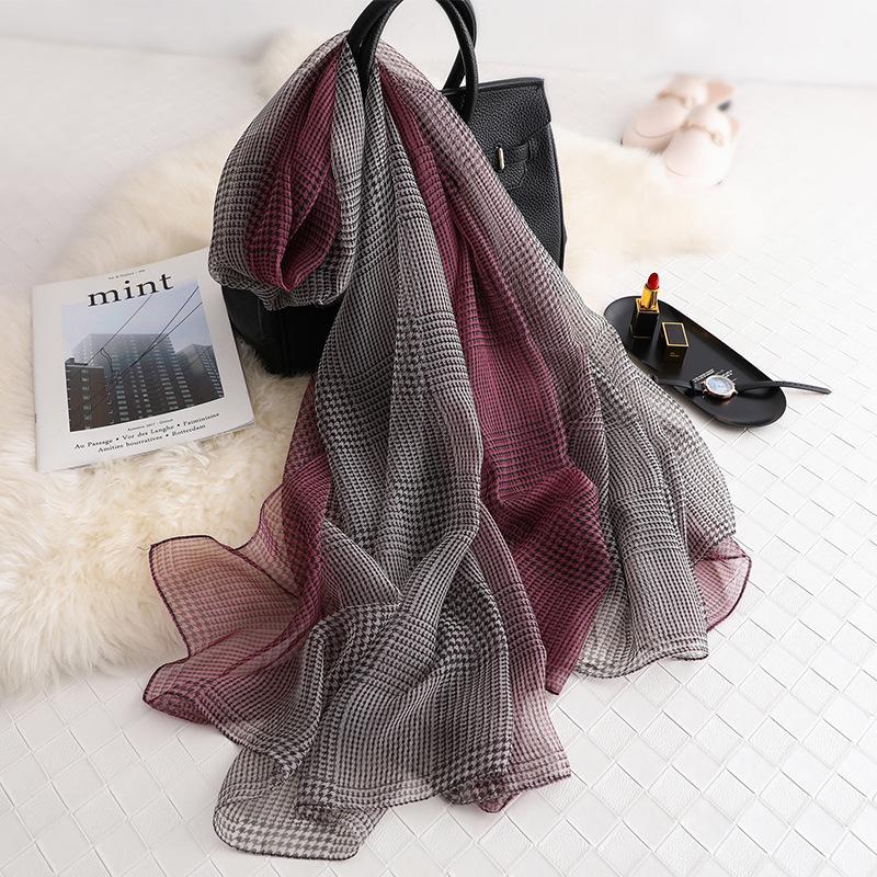 2020 spring summer women scarf Houndstooth print big size shawls and wraps for lady silk scarves beach stoles foulard1
2020 spring summer women scarf Houndstooth print big size shawls and wraps for lady silk scarves beach stoles foulard1