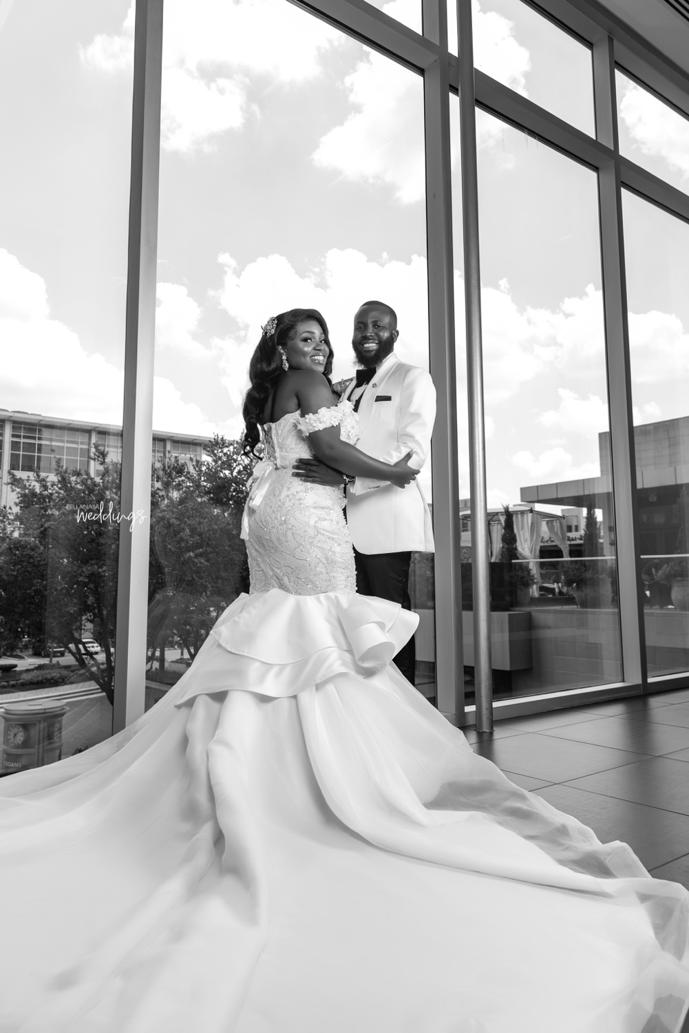 Stunning Mermaid Wedding Dresses Beaded Sheer Plunging Neck Plus Size Bridal Gowns Tiered Sweep Train 3D Appliqued Vestido De Novia