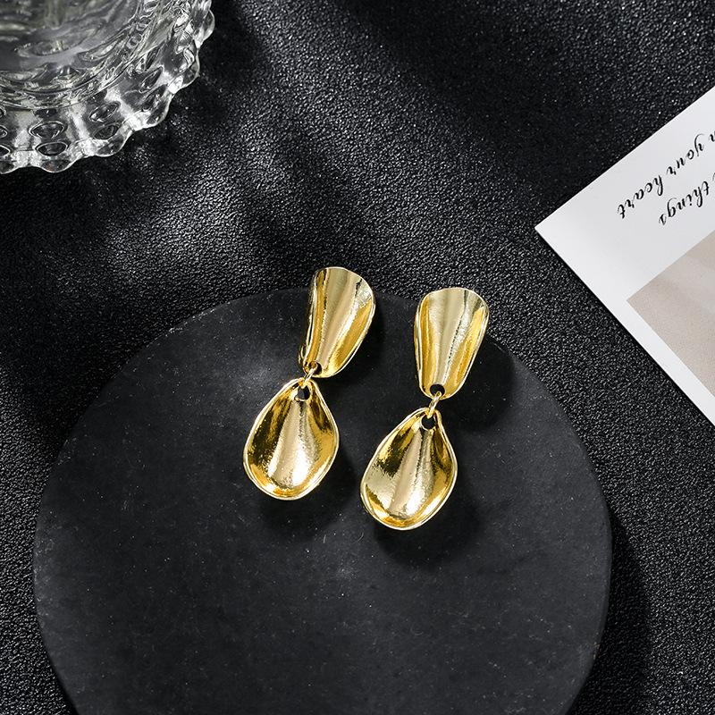 Winter Fashion Women's Earrings Personality Vintage Geometric Metal Water Drop Beautiful Stud Earrings for Female Jewelry Gift
Winter Fashion Women's Earrings Personality Vintage Geometric Metal Water Drop Beautiful Stud Earrings for Female Jewelry Gift