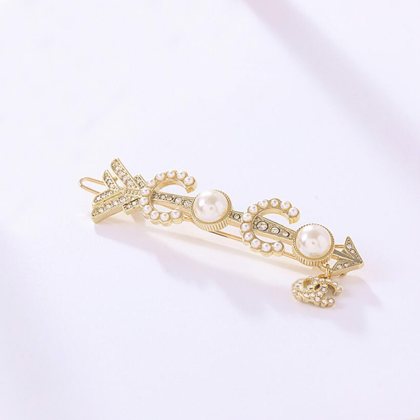 Classic designer Pearl crystal letter Hair clips headband Jewelry fashion women Accessories
Classic designer Pearl crystal letter Hair clips headband Jewelry fashion women Accessories