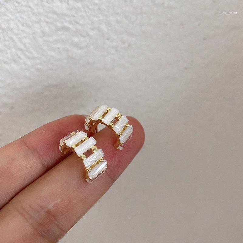 2020 Korean Hollow Trapezoidal Sheet Zircon Hoop Earrings For Women Elegant Circle Boucle D'oreille Oorbellen Sweet Jewelry1
2020 Korean Hollow Trapezoidal Sheet Zircon Hoop Earrings For Women Elegant Circle Boucle D'oreille Oorbellen Sweet Jewelry1