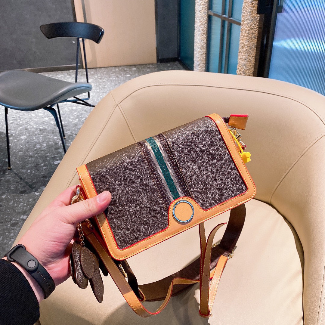 Fashion diagonal bag 21 new designer ladies shoulder bag trend value three-piece set + puppy pendant + wallet + gift box WF212042
Fashion diagonal bag 21 new designer ladies shoulder bag trend value three-piece set + puppy pendant + wallet + gift box WF212042