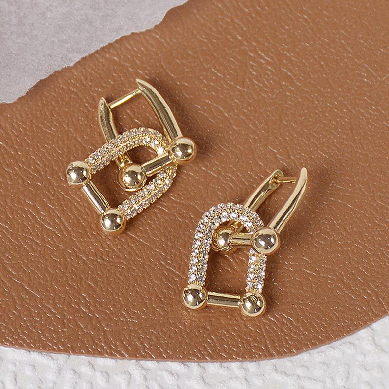 Hot Design Trendy Lock Buckle Earrings for Women Exquisite Pave Inlaid Zirconia Drop Earring Bijoux Pendant Wedding Jewelry
Hot Design Trendy Lock Buckle Earrings for Women Exquisite Pave Inlaid Zirconia Drop Earring Bijoux Pendant Wedding Jewelry