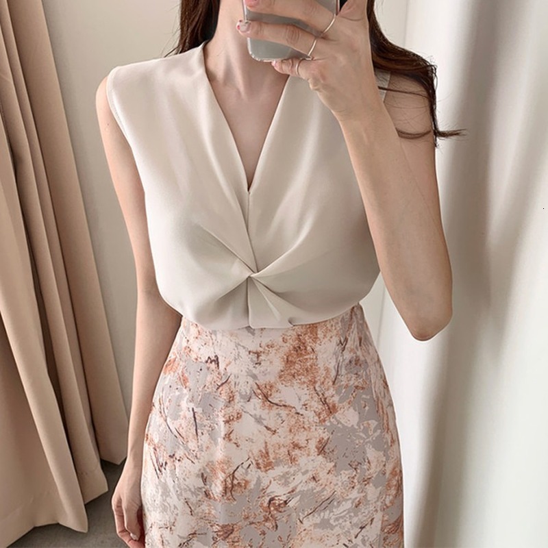 2021 New Women's blouses big-size satin tops sleeveless ladies in the elegant office shirt plus size clothes summer 00S1, Apricot
2021 New Women's blouses big-size satin tops sleeveless ladies in the elegant office shirt plus size clothes summer 00S1, Apricot