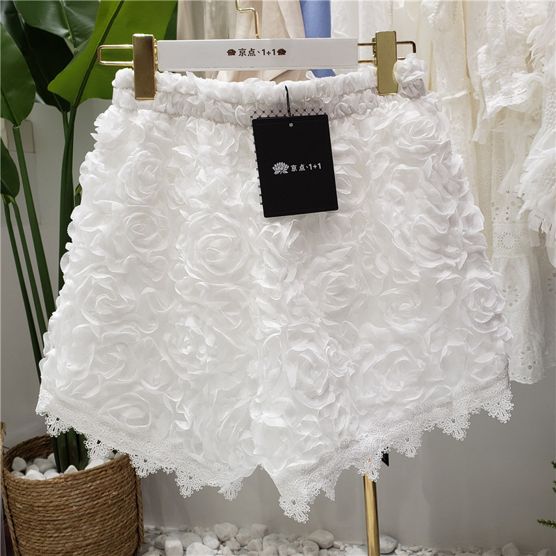 White Lace Hot Pants for Women 2020 Summer New Lace Stitching ThreeDimensional Flowers WideLeg Short Pants Girls Students Pant T200422