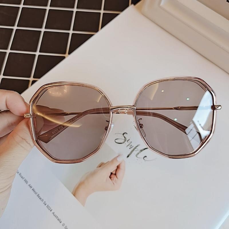 New Women's Fashionable Polarized Sunglasses Large Frame Retro Sunglasses Irregular Polygon Driving
New Women's Fashionable Polarized Sunglasses Large Frame Retro Sunglasses Irregular Polygon Driving