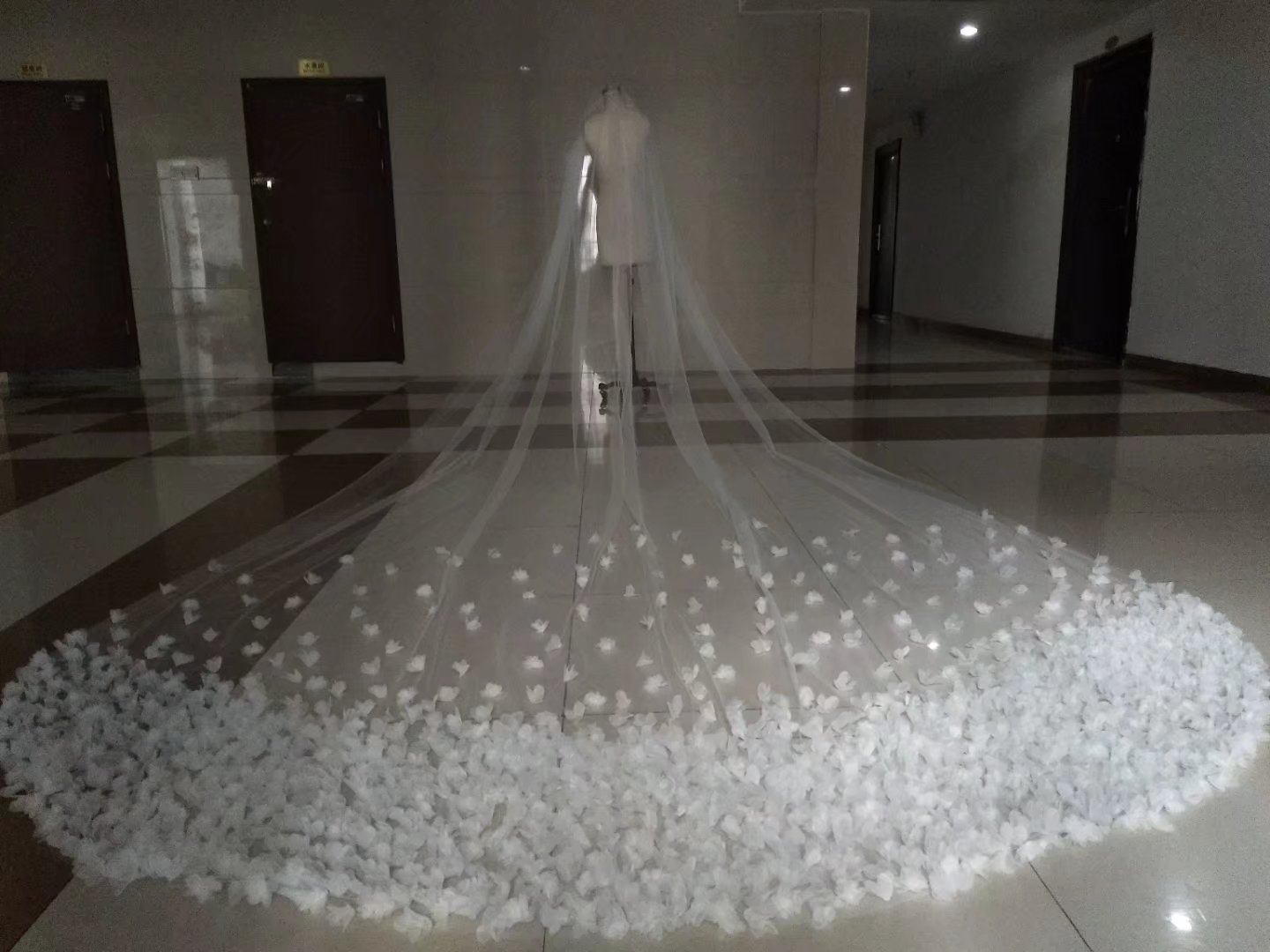 Real 3D Floral Long Wedding Veil One Layer Tulle Butterfly Vestido De Noiva White Custom Made Elegant Bridal Wraps with Comb