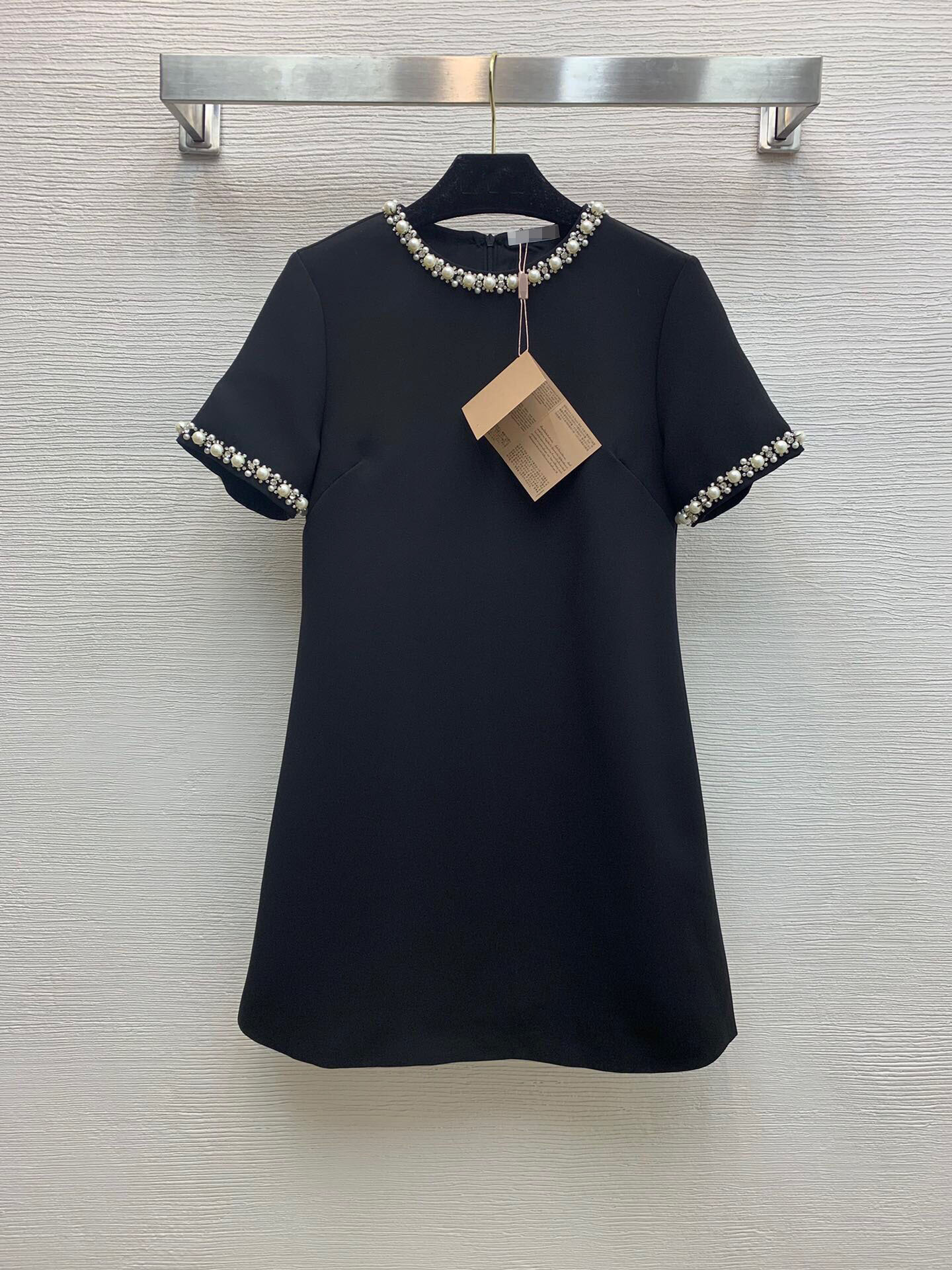2020 European early spring new heavy industry diamond inlaid pearl necklace decoration a round neck short sleeve dress, White
2020 European early spring new heavy industry diamond inlaid pearl necklace decoration a round neck short sleeve dress, White