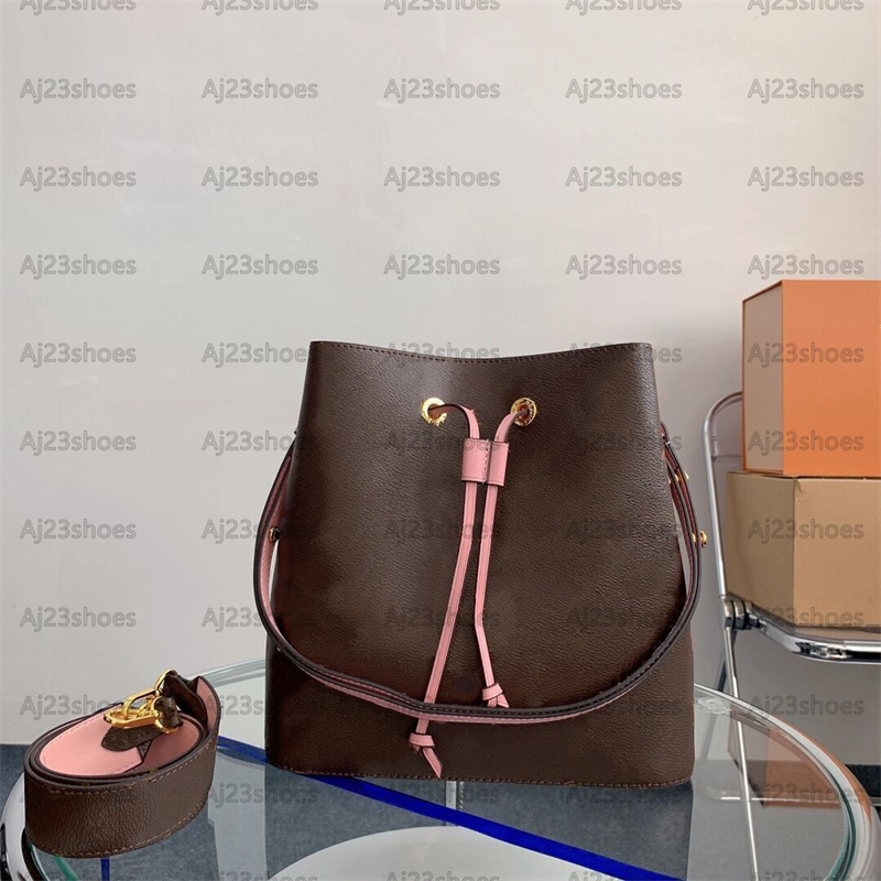 Neo Noe Women Vintage Shoulder Bags Black/Brown/Pink/Red leather trim Drawstring Luxurys designers 1932 With wide shoulder strap NEONOE MM Bag, 01
Neo Noe Women Vintage Shoulder Bags Black/Brown/Pink/Red leather trim Drawstring Luxurys designers 1932 With wide shoulder strap NEONOE MM Bag, 01