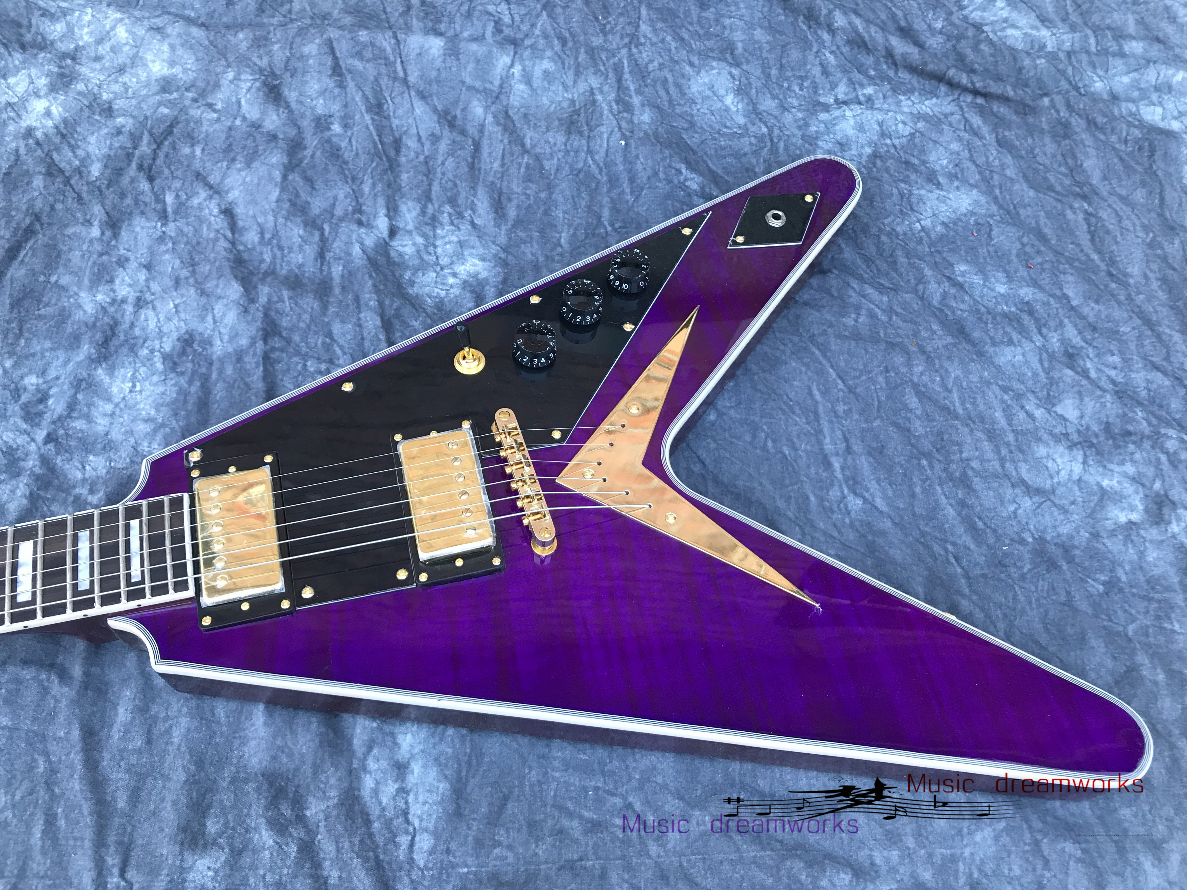 Customized Purple Flying V Shaped Electric Guitar withThe Wholesale-2020 New Brand the Mahogany Body and Neck,Can be Customized
Customized Purple Flying V Shaped Electric Guitar withThe Wholesale-2020 New Brand the Mahogany Body and Neck,Can be Customized