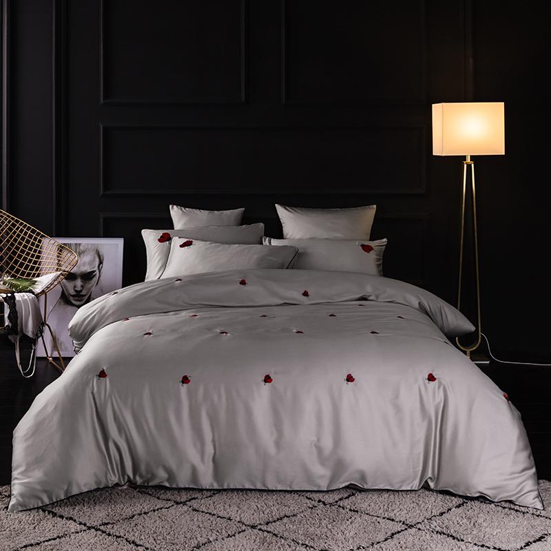 4Pcs Egyptian cotton embroidery Luxury Bedding Sets/Bedclothes King Queen size Duvet Cover Bed Sheet Linens set Pillowcases
4Pcs Egyptian cotton embroidery Luxury Bedding Sets/Bedclothes King Queen size Duvet Cover Bed Sheet Linens set Pillowcases