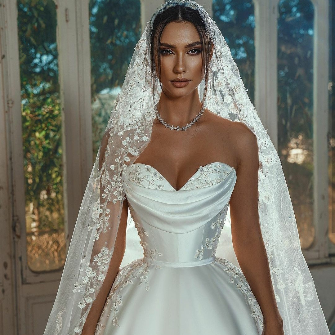 Simple Lace Appliques Sweetheart Satin Wedding Dress Sleeveless A Line Custom Made Floor Length Bridal Gowns Robe De Mariée