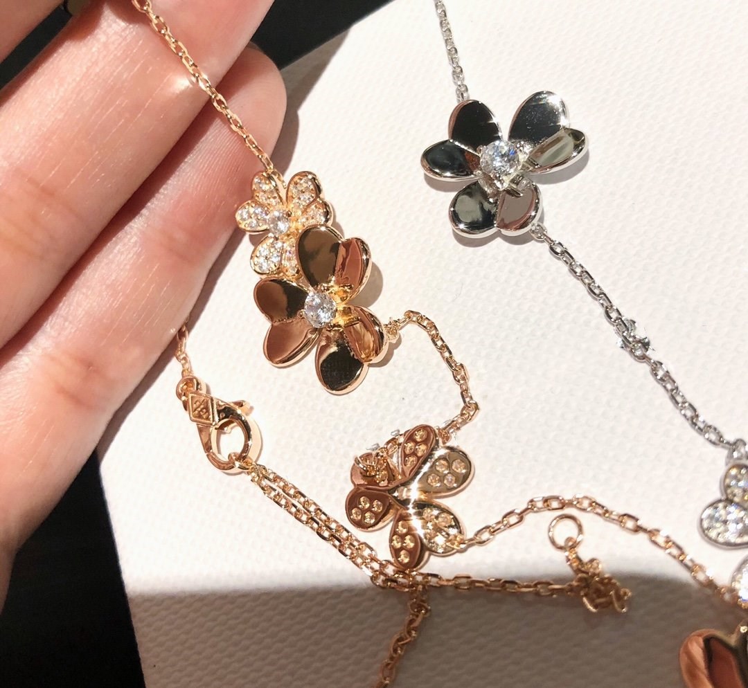 2020 High quality Necklace 925 sterling silver inlaid with high carbon diamond tridimensional clover Butterfly Necklace Gift Necklace yy608
2020 High quality Necklace 925 sterling silver inlaid with high carbon diamond tridimensional clover Butterfly Necklace Gift Necklace yy608