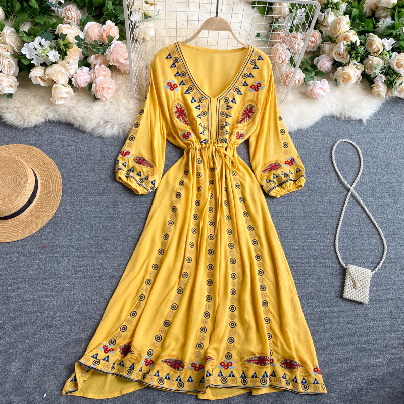 2021 New retro-embroidered female neck puff lace up to the autumn line bohemian holiday long dress G4NG, Red
2021 New retro-embroidered female neck puff lace up to the autumn line bohemian holiday long dress G4NG, Red