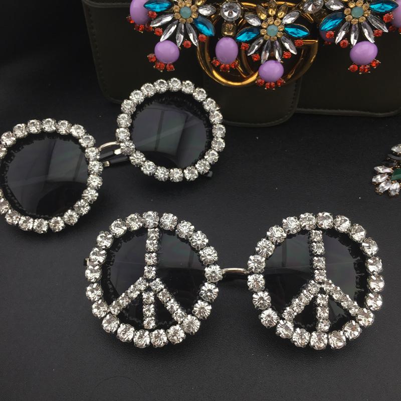 New Men Women Unisex Designer Luxury Big Crystal Peace Sunglasses Retro Brand Rhinestone Sunglasses Summer Beach Glasses Gift
New Men Women Unisex Designer Luxury Big Crystal Peace Sunglasses Retro Brand Rhinestone Sunglasses Summer Beach Glasses Gift