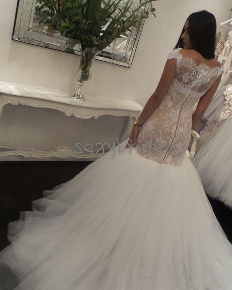 2021 Graceful Boat Neck Lace Mermaid Wedding Dresses Buttons Back Nude And Ivory Off Shoulder Trumpet Country Garden Bridal Gown Mariage