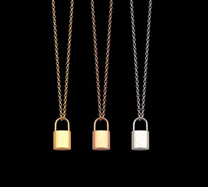 2021 new luxury jewelry silver Rose Gold lock Pendant designer necklace 18K gold stainless thin chain women necklaces fashion style
2021 new luxury jewelry silver Rose Gold lock Pendant designer necklace 18K gold stainless thin chain women necklaces fashion style