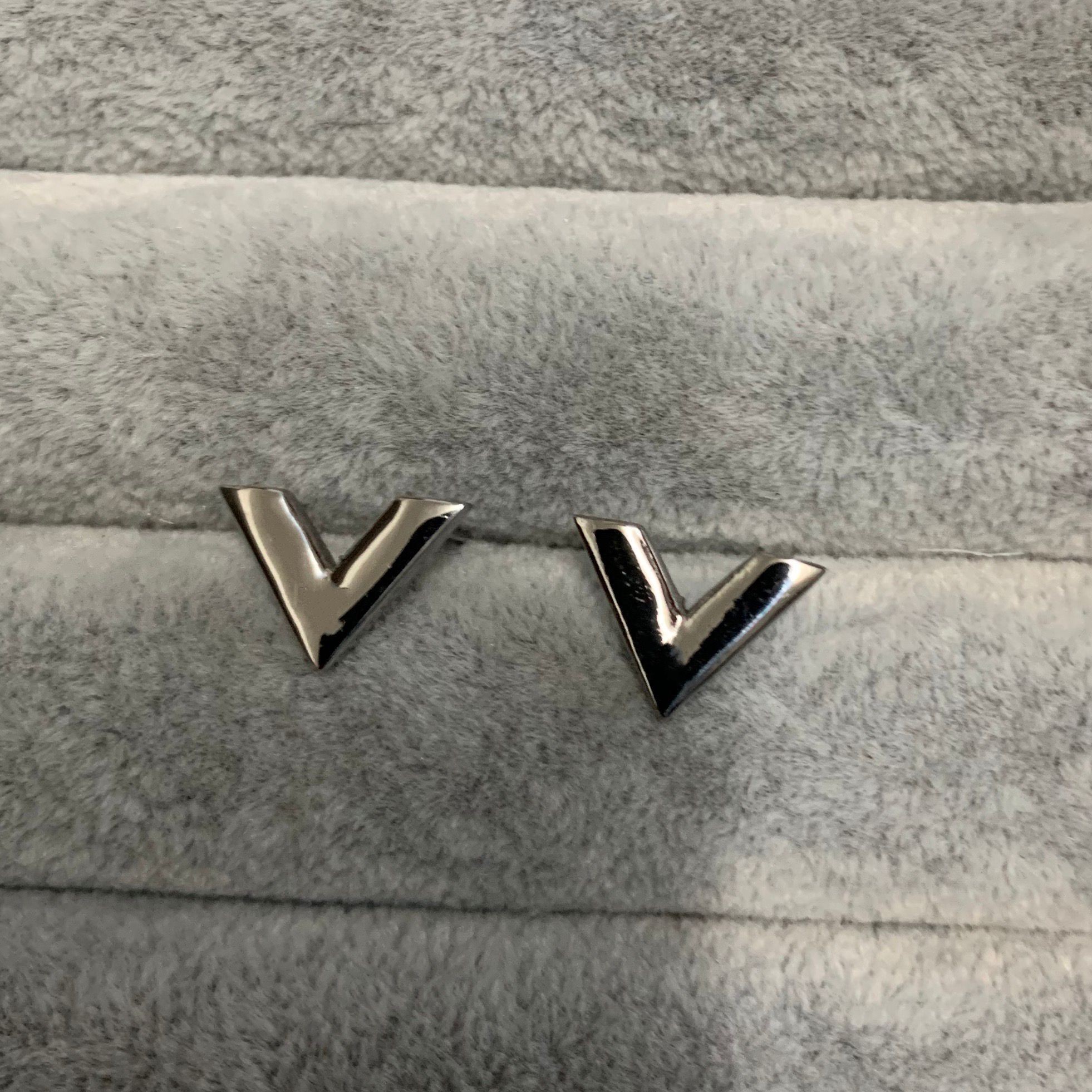 Hip hop girls boys simple Wholesale small large hollow V letter stud Earring 18k rose Gold Silver tiny studs Earrings Women men Wedding Party Jewelry
Hip hop girls boys simple Wholesale small large hollow V letter stud Earring 18k rose Gold Silver tiny studs Earrings Women men Wedding Party Jewelry