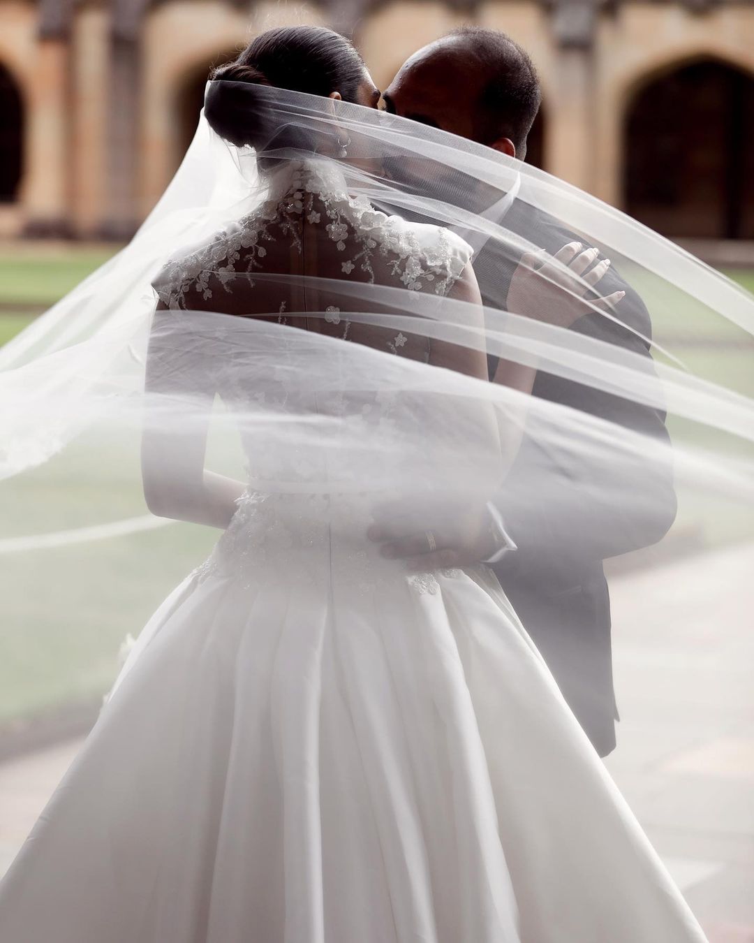 Wedding Stunning Appliqued Dresses Deep V Neck A Line Plus Size Sequined Bridal Gowns Court Train Satin Robe De Marie