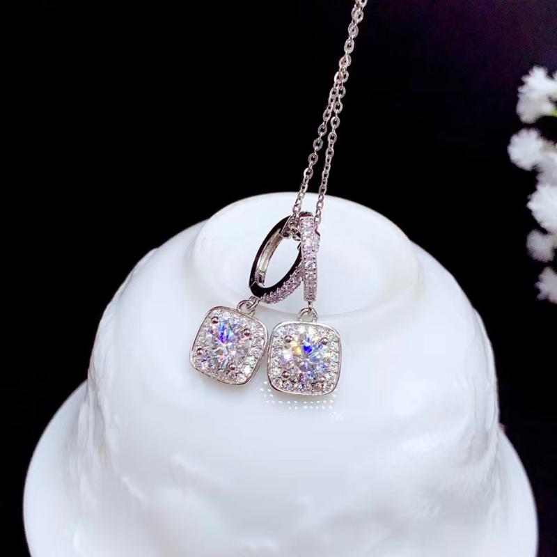 2021 new moissanite earrings women silver stud earrings 925 sterling silver shiny gem better than diamond gift GRA certificate 
2021 new moissanite earrings women silver stud earrings 925 sterling silver shiny gem better than diamond gift GRA certificate