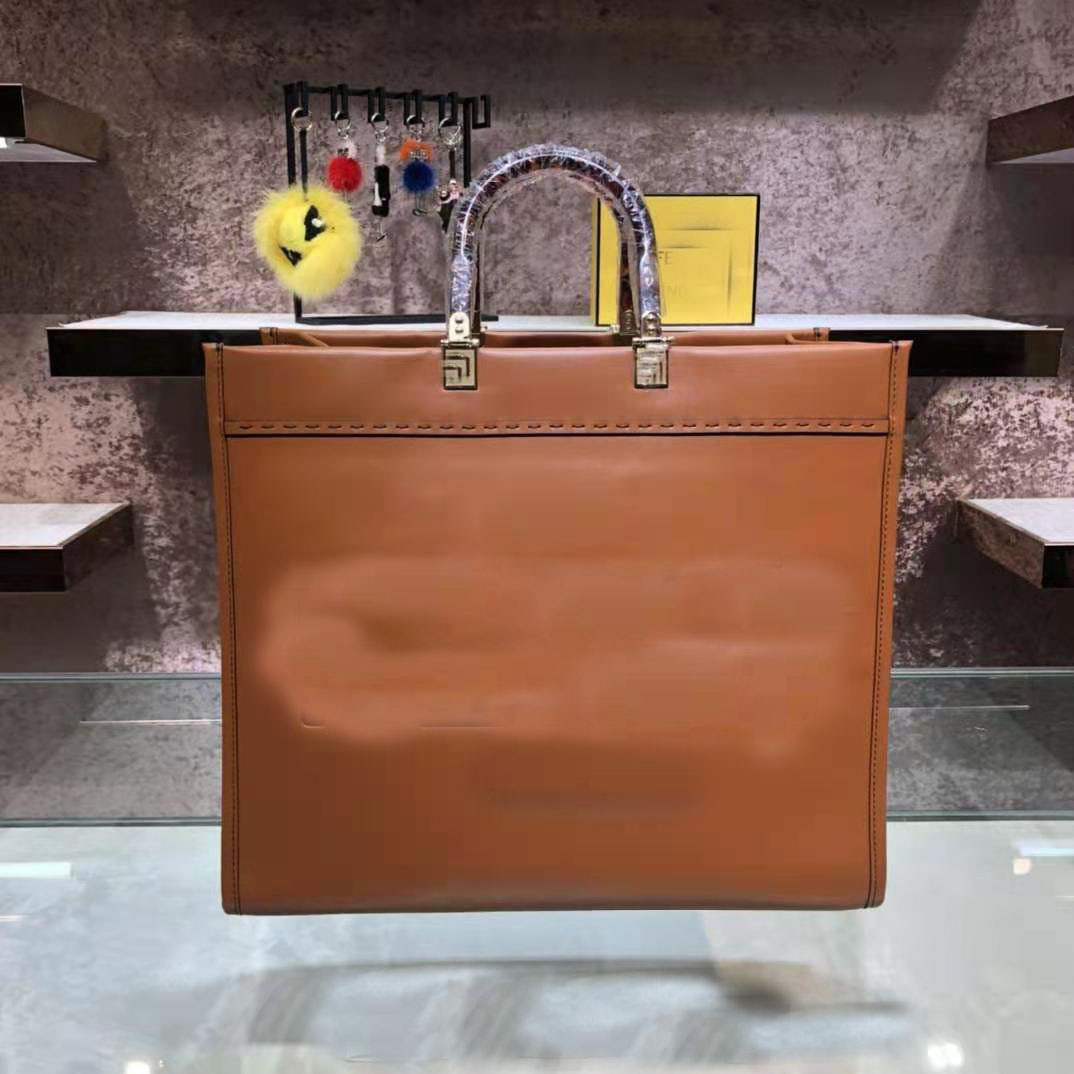 Large-capacity ladies handbag retro letter shoulder bag simple and versatile tote bag leather casual shopping bag
Large-capacity ladies handbag retro letter shoulder bag simple and versatile tote bag leather casual shopping bag