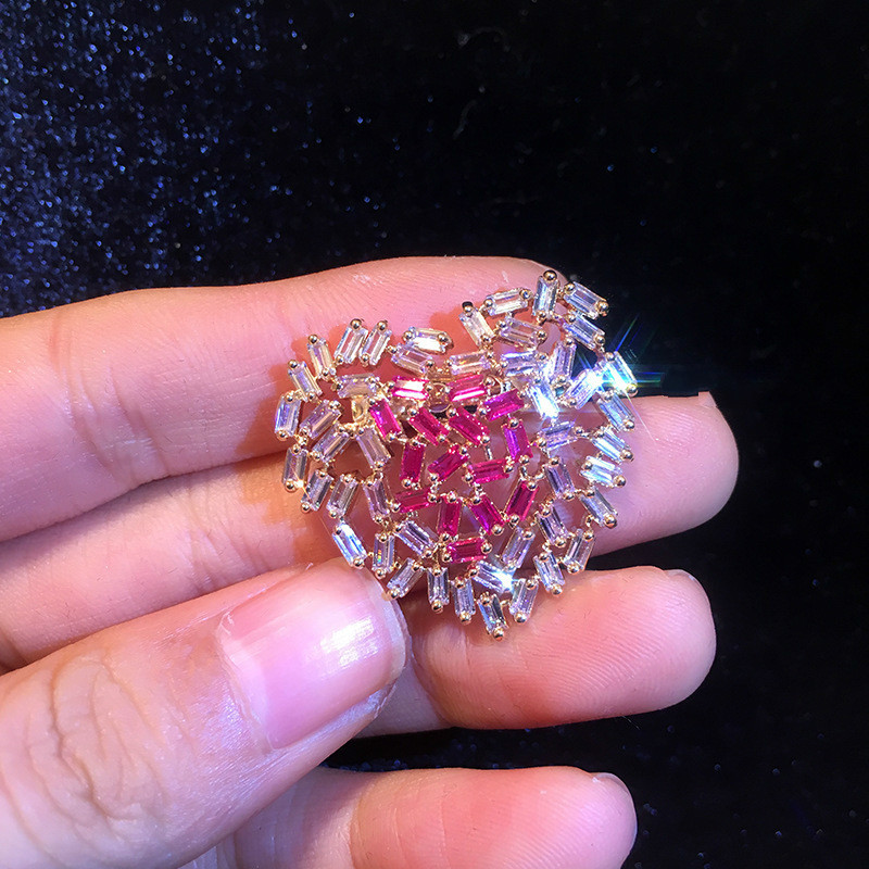 Merry Christmas to youKorean autumn and winter crystal contrast love Brooch fashion temperament versatile zircon pin suit decoration simple
Merry Christmas to youKorean autumn and winter crystal contrast love Brooch fashion temperament versatile zircon pin suit decoration simple