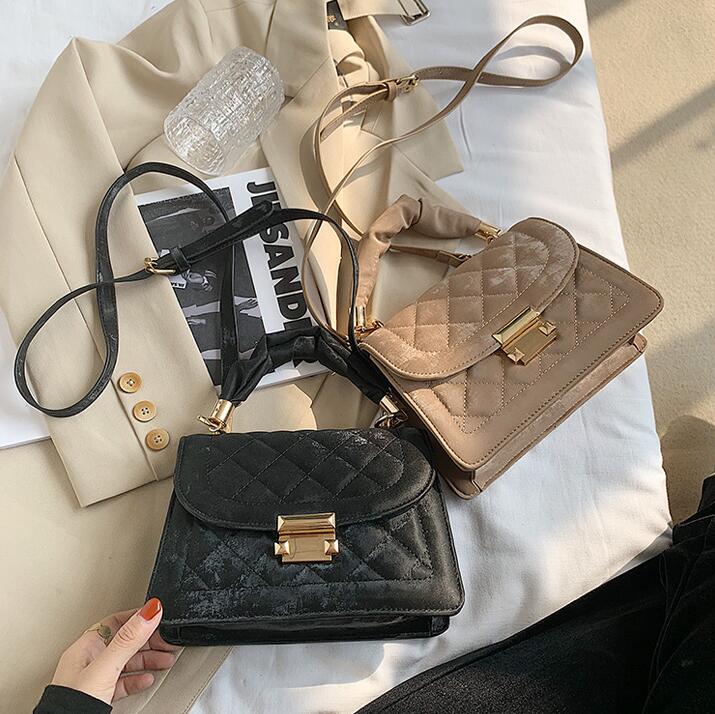 Factory wholesale women handbag new flannel handbag simple atmospheric gold buckle women shoulder bag small fresh fashion winter fashion bag, Black;red
Factory wholesale women handbag new flannel handbag simple atmospheric gold buckle women shoulder bag small fresh fashion winter fashion bag, Black;red