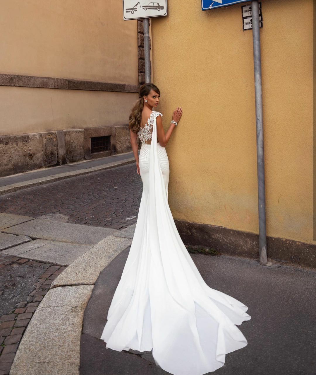 Julie Mermaid Vino Dresses With Wrap Lace Applique Sleeveless Satin Bridal Gowns Sexy Plunging Necke Fishtail Wedding Dress