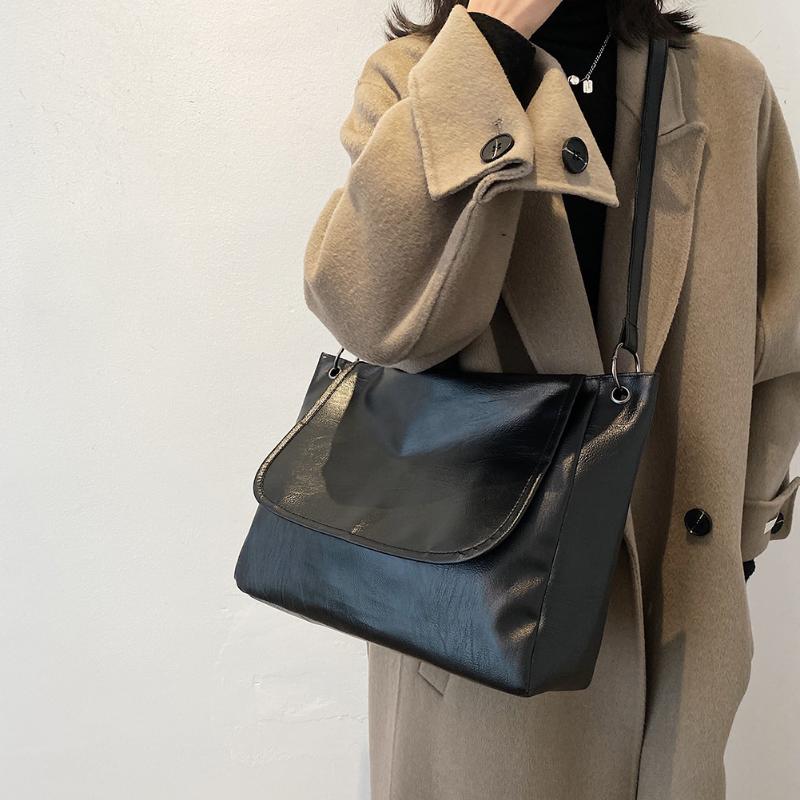 Portable Women Shoulder Flap Handbag Solid Color Female Commuter Top-handle Bag Large Capacity Ladies PU Leather Crossbody Bag, Black
Portable Women Shoulder Flap Handbag Solid Color Female Commuter Top-handle Bag Large Capacity Ladies PU Leather Crossbody Bag, Black