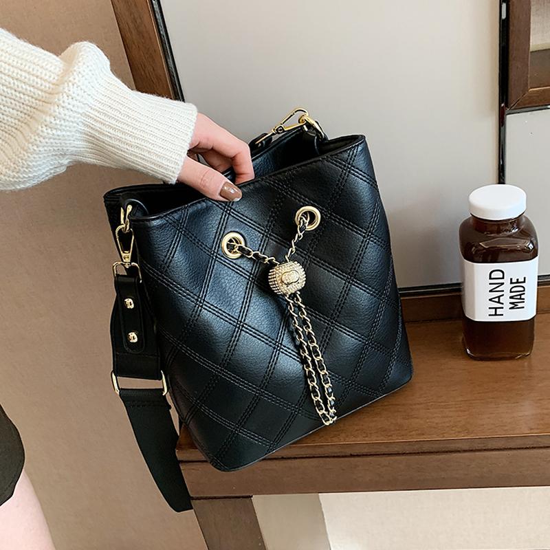 Korean Texture Handbags 2021 New Fashion Large-capacity Broadband Shoulder Bag Rhomboid All-match Bucket Bag, Black
Korean Texture Handbags 2021 New Fashion Large-capacity Broadband Shoulder Bag Rhomboid All-match Bucket Bag, Black
