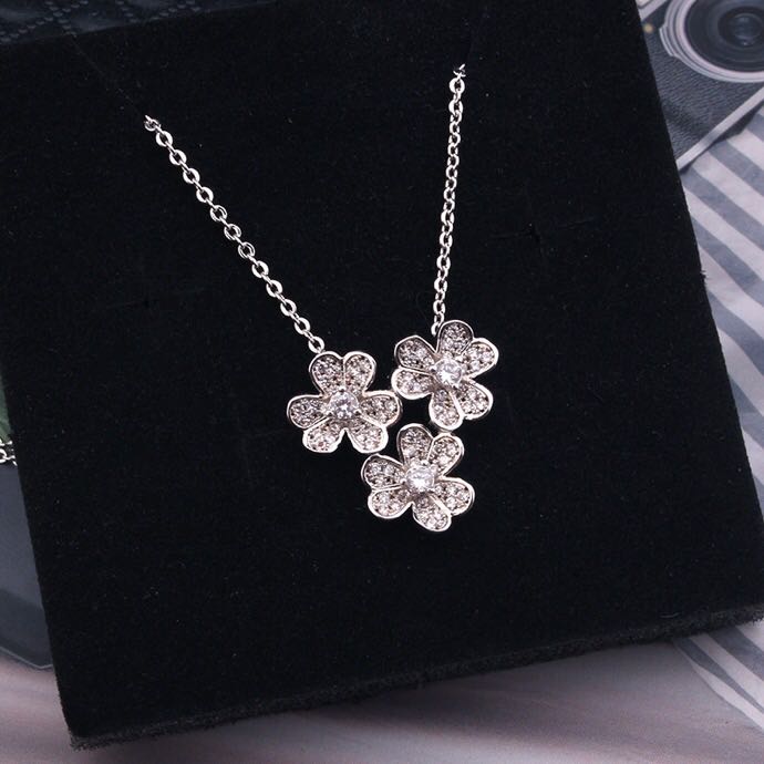 fashion clover necklace jewerly beautiful flower necklace womens gold chain pendants jewelry iced out chains diamond necklace wholesale 2020
fashion clover necklace jewerly beautiful flower necklace womens gold chain pendants jewelry iced out chains diamond necklace wholesale 2020