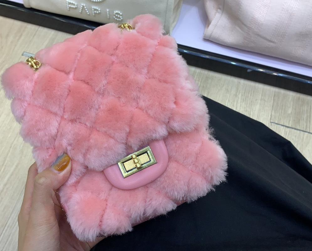 Lamb wool Diamond Check Plush Mobile Phone Bag Plush Chain Bag Shoulder Diagonal New Women 2020, Black
Lamb wool Diamond Check Plush Mobile Phone Bag Plush Chain Bag Shoulder Diagonal New Women 2020, Black