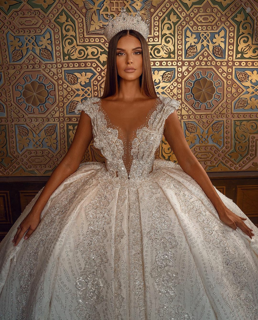 2020 Saudi Arabic Ball Gown Luxurious Wedding Dresses Bridal Gowns Plus Size Deep V Neck Dubai Lace Sequined vestido de novia
