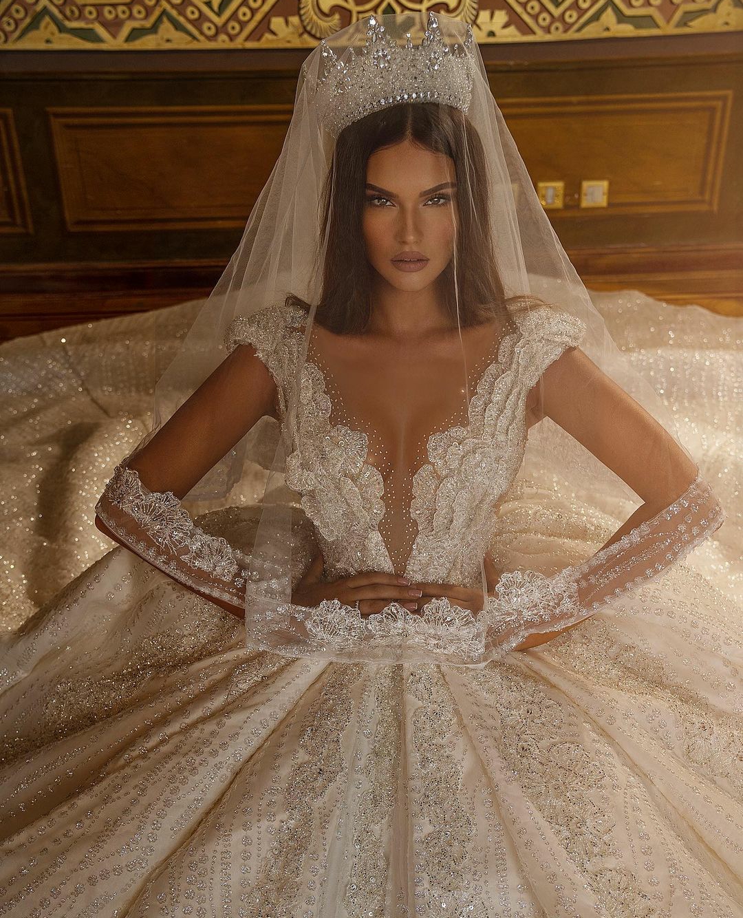 2020 Saudi Arabic Ball Gown Luxurious Wedding Dresses Bridal Gowns Plus Size Deep V Neck Dubai Lace Sequined vestido de novia