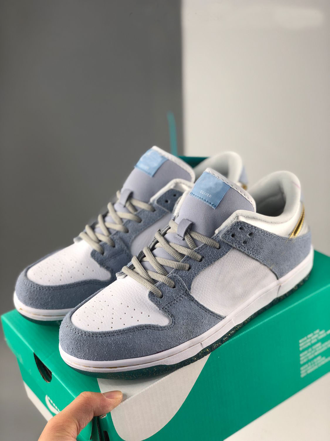 Sean Cliver x SB Dunk Pro QS Low Winter Valentine's Day Skateboard Shoes Men sneakers Psychic Blue Metallic Gold Zapatos size 36-45
Sean Cliver x SB Dunk Pro QS Low Winter Valentine's Day Skateboard Shoes Men sneakers Psychic Blue Metallic Gold Zapatos size 36-45