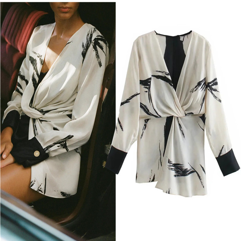 2021 New Top Women Fashion Knot Printed Woman Deep V-neckline Long Sleeve Button Cuffs Back Zip Casual Laddies Blouse Pp9a, Print
2021 New Top Women Fashion Knot Printed Woman Deep V-neckline Long Sleeve Button Cuffs Back Zip Casual Laddies Blouse Pp9a, Print