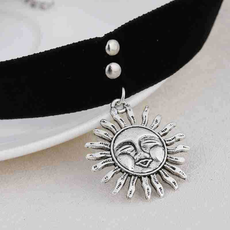 1PCs Vintage Women Gothic Leon The Professional Mathilda Choker Necklaces Girls Black Velvet Ribbon Retro Sun Shaped Chokers Necklace, Golden;silver
1PCs Vintage Women Gothic Leon The Professional Mathilda Choker Necklaces Girls Black Velvet Ribbon Retro Sun Shaped Chokers Necklace, Golden;silver