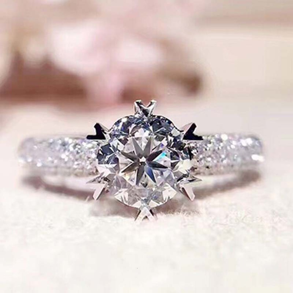 Luxurys Designers Fashion Jz226 six claw heart-shaped 1 C women's crown full diamond simulation platinum plated wedding ring diamond ring
Luxurys Designers Fashion Jz226 six claw heart-shaped 1 C women's crown full diamond simulation platinum plated wedding ring diamond ring