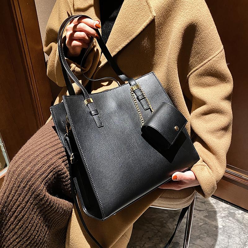 Autumn and winter large capacity tote bag 2020 new fashion texture portable women's designer shoulder travel messenger bag, Black
Autumn and winter large capacity tote bag 2020 new fashion texture portable women's designer shoulder travel messenger bag, Black