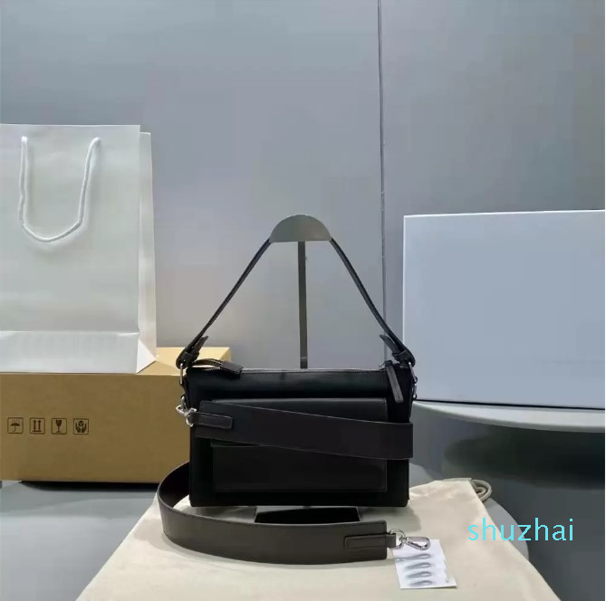 Designer Hand Bags Two-Tone Leather Stitching Canvas Handbags Wide Bandage Shoulder Bags Women Mini Letter Printing size: 27*16.5*6cm, Box
Designer Hand Bags Two-Tone Leather Stitching Canvas Handbags Wide Bandage Shoulder Bags Women Mini Letter Printing size: 27*16.5*6cm, Box