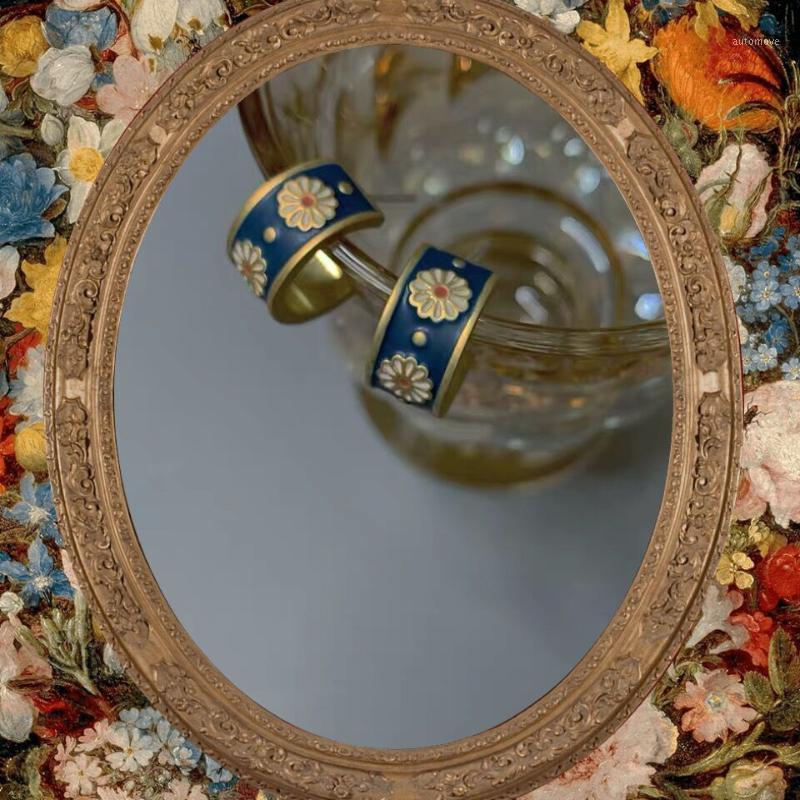 2020 New Classical Vintage Enamel Small Daisy Flowers Circle Daisy Petals hoop Earrings For Women Girls Party Jewelry Gifts1
2020 New Classical Vintage Enamel Small Daisy Flowers Circle Daisy Petals hoop Earrings For Women Girls Party Jewelry Gifts1