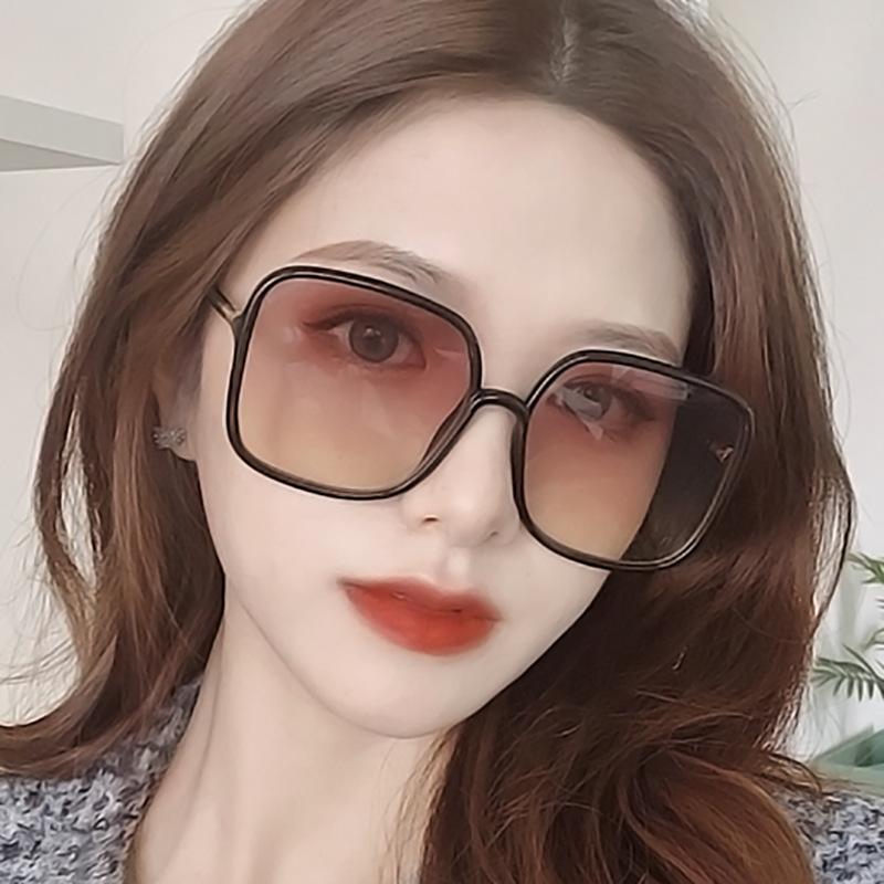 Sunglasses Trend Classic Vintage Personality Top Red Bottom Yellow Large Frame Women Beach Fashionable Glasses
Sunglasses Trend Classic Vintage Personality Top Red Bottom Yellow Large Frame Women Beach Fashionable Glasses